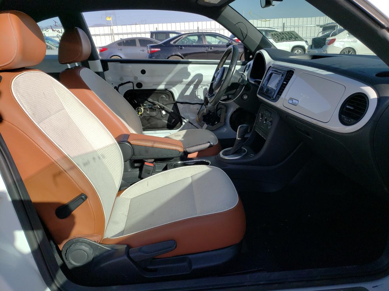 Photo 5 from auction – 2015 VOLKSWAGEN BEETLE with VIN 3VWF17AT8FM653123