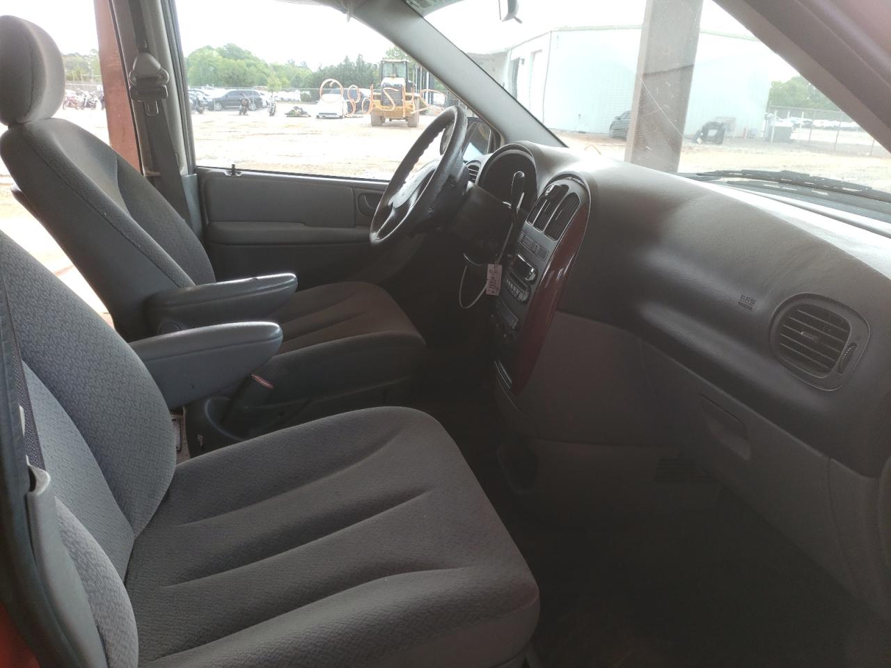 Photo 5 from auction – 2006 CHRYSLER TOWN & COU with VIN 1A4GP45R86B575270