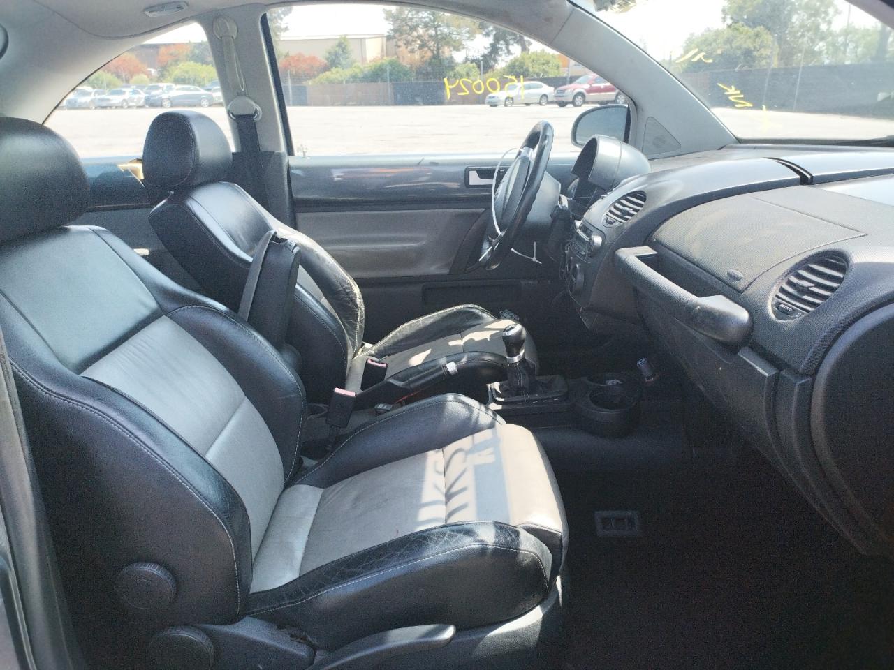 Photo 5 from auction – 2002 VOLKSWAGEN NEW BEETLE with VIN 3VWFE21C82M456325