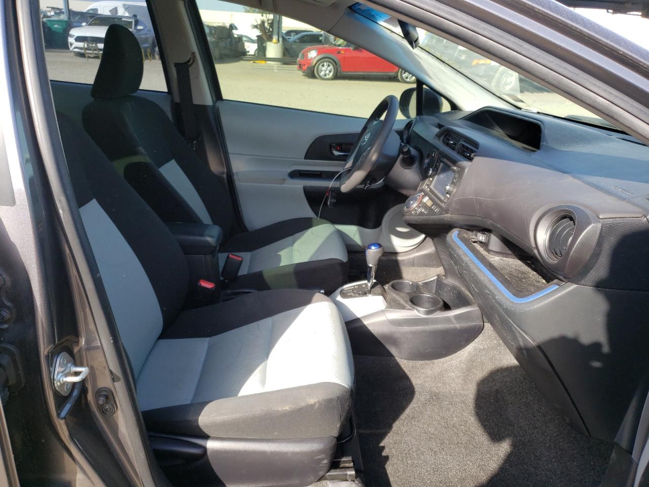 Photo 5 from auction – 2013 TOYOTA PRIUS C with VIN JTDKDTB36D1053274