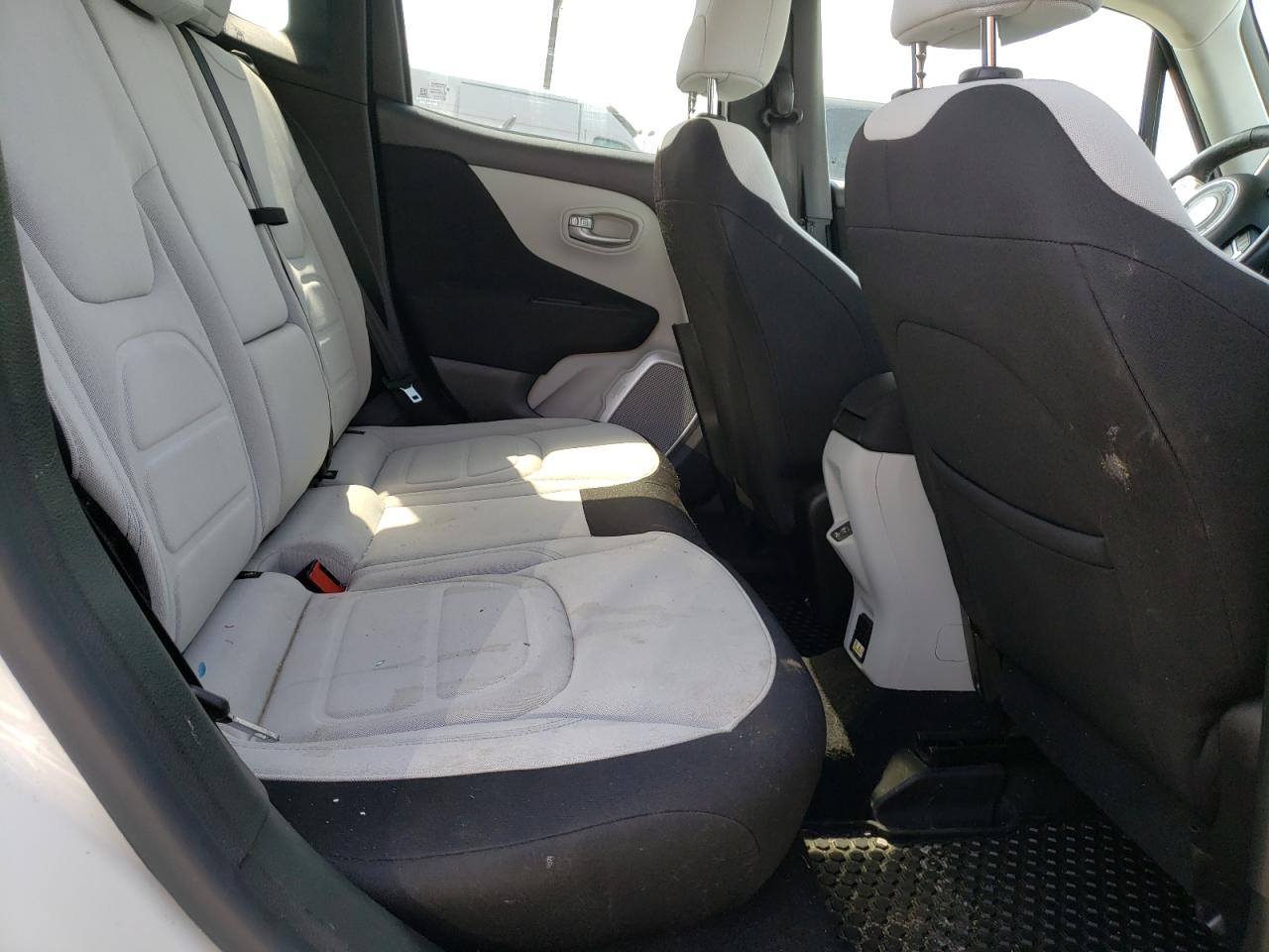 Photo 18 from auction – 2018 JEEP RENEGADE L with VIN ZACCJBBBXJPH03847