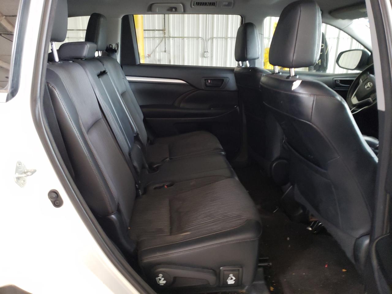 Photo 6 from auction – 2015 TOYOTA HIGHLANDER with VIN 5TDZKRFH8FS090264