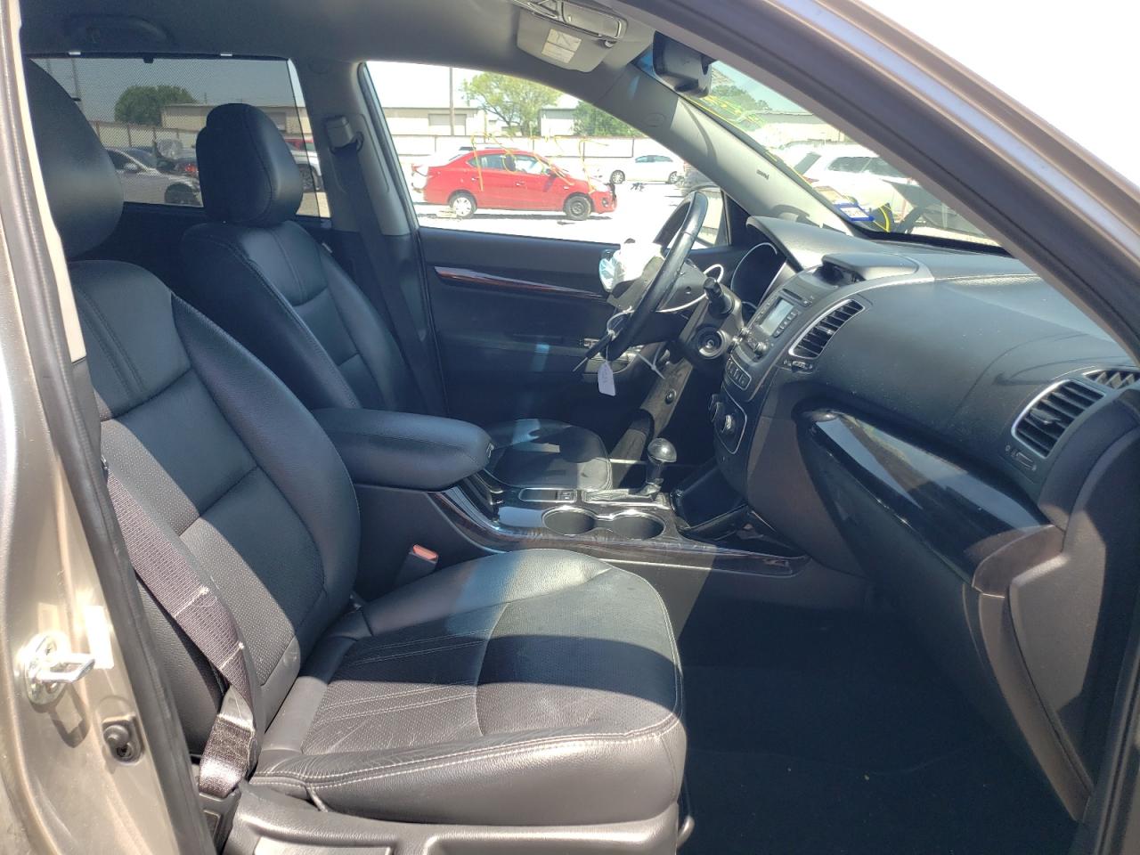 Photo 5 from auction – 2015 KIA SORENTO LX with VIN 5XYKTCA66FG653343