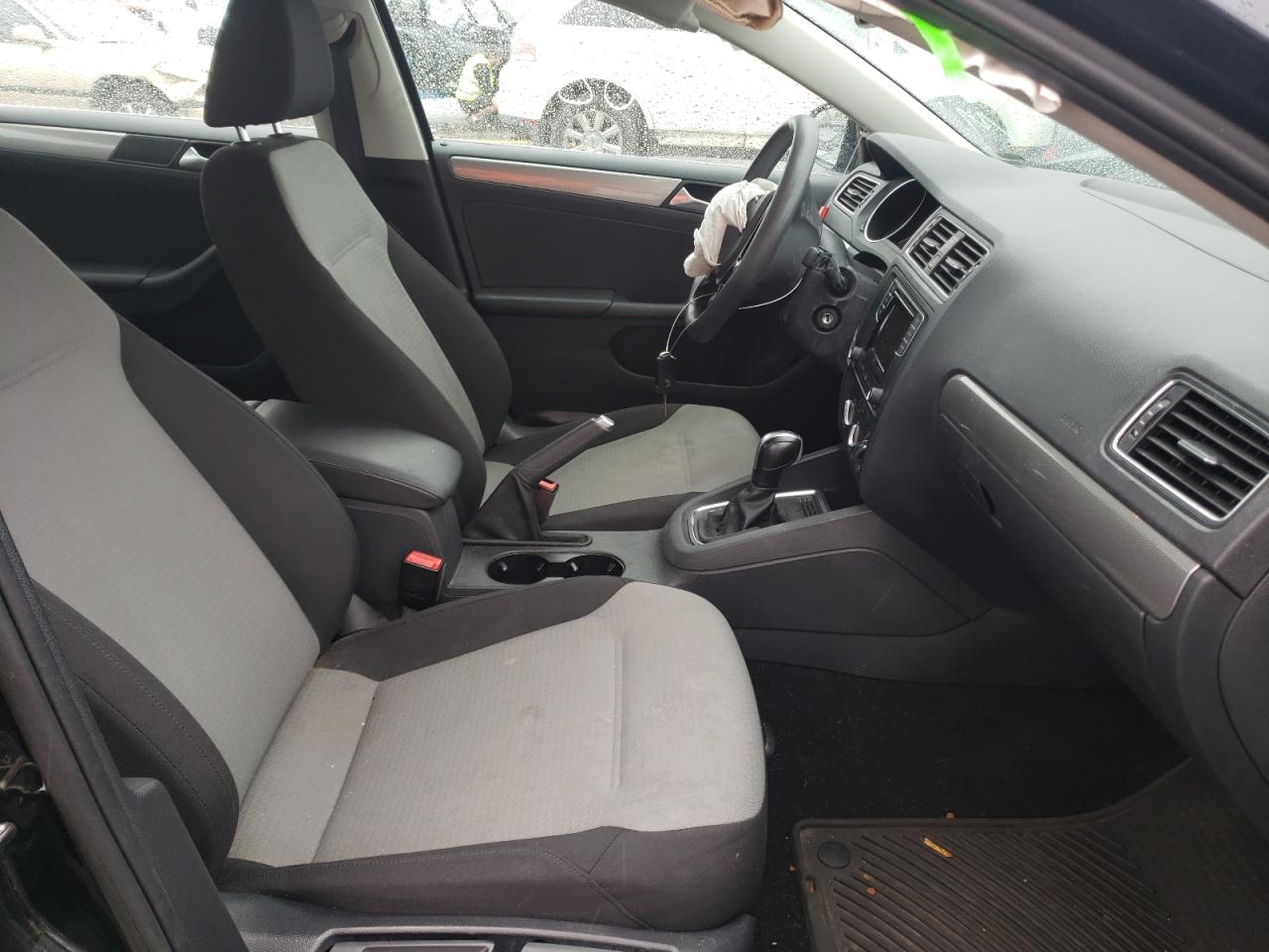 Photo 5 from auction – 2017 VOLKSWAGEN JETTA S with VIN 3VW2B7AJ8HM283661