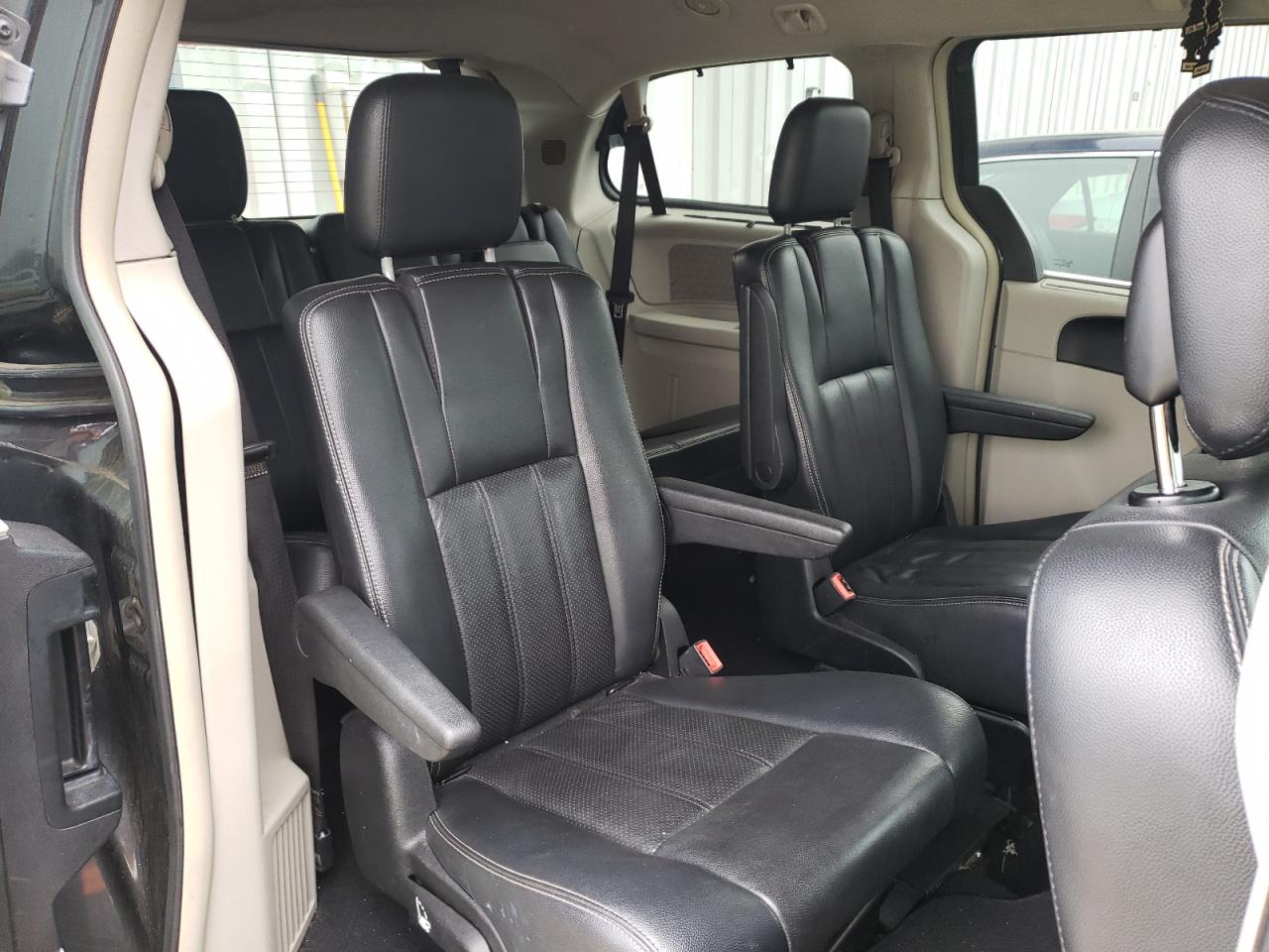 Photo 6 from auction – 2012 CHRYSLER TOWN & COU with VIN 2C4RC1CG3CR144097