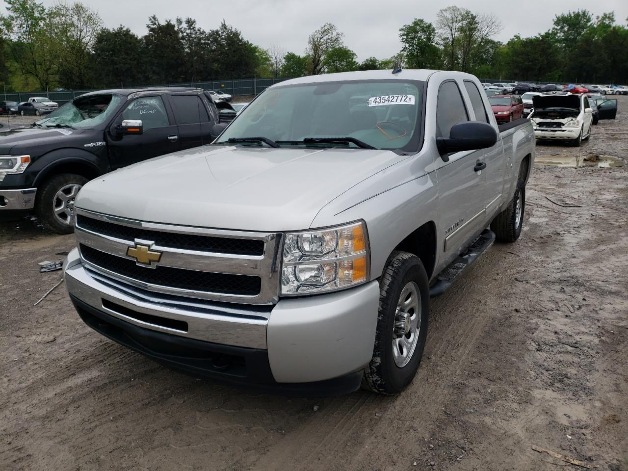 Photo 2 from auction – 2011 CHEVROLET SILVERADO with VIN 1GCRKREA1BZ205543