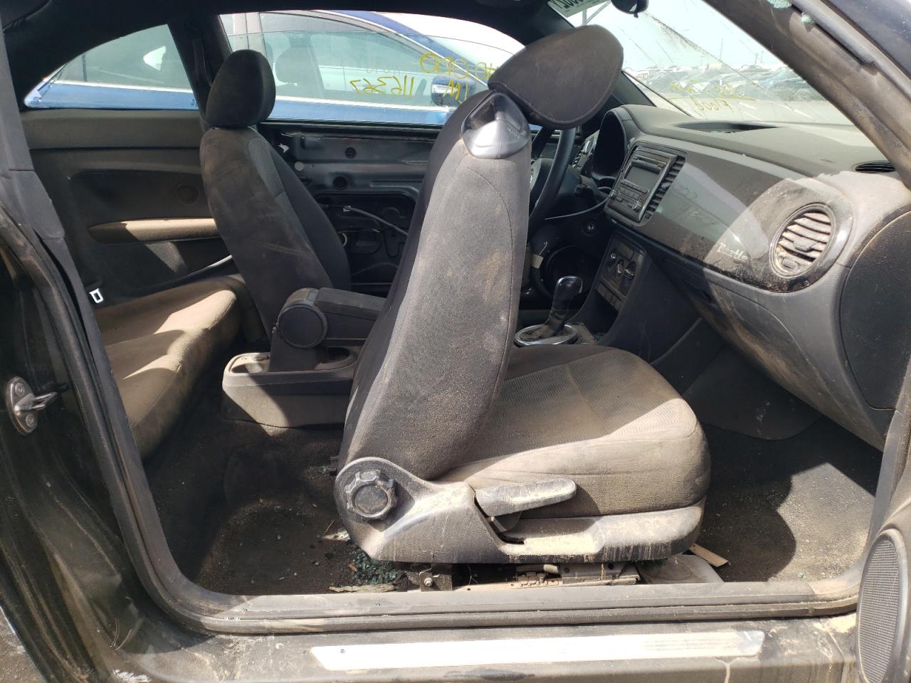 Photo 5 from auction – 2014 VOLKSWAGEN BEETLE with VIN 3VWF17AT6EM641700