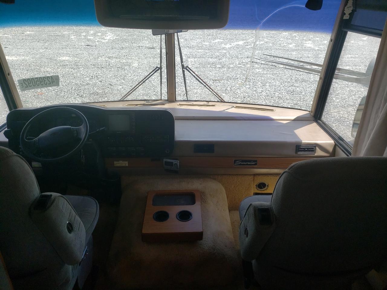 Photo 5 from auction – 2000 WINNEBAGO RV with VIN 1FCNF53S1Y0A04262