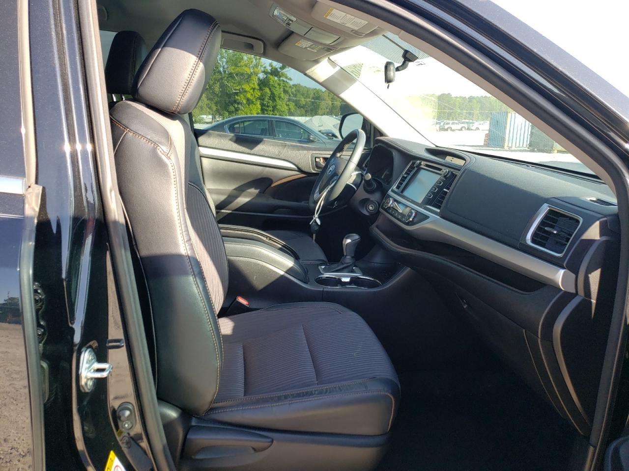 Photo 5 from auction – 2016 TOYOTA HIGHLANDER with VIN 5TDZKRFH7GS160743