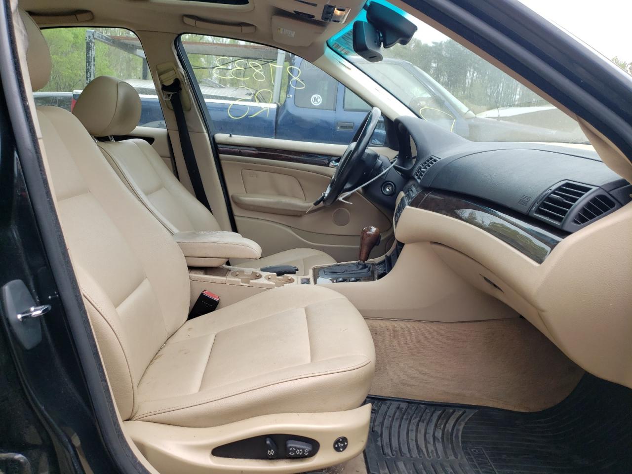 Photo 5 from auction – 2005 BMW 325 I with VIN WBAET37455NJ88917