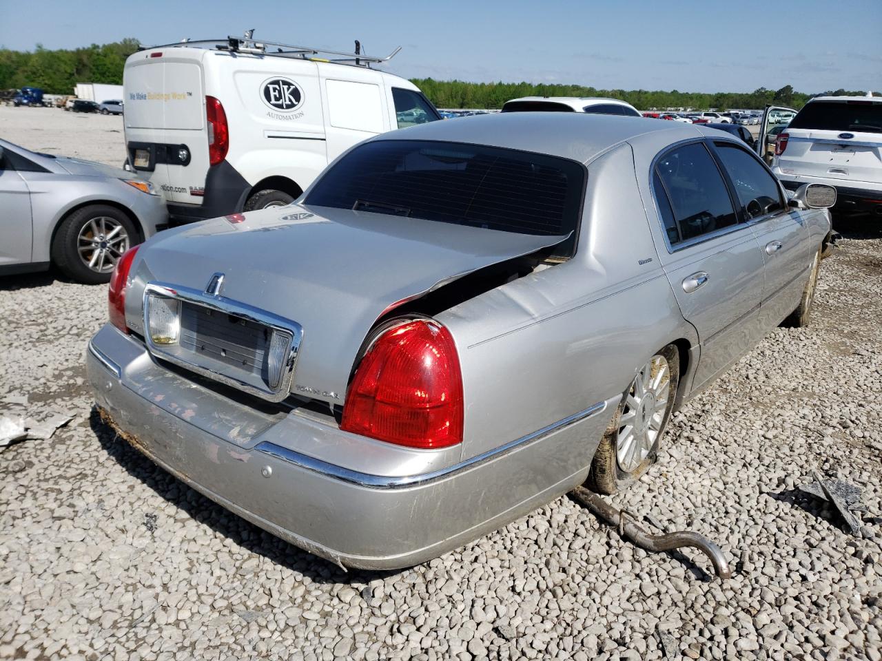 Photo 4 from auction – 2004 LINCOLN TOWN CAR U with VIN 1LNHM83W54Y676808