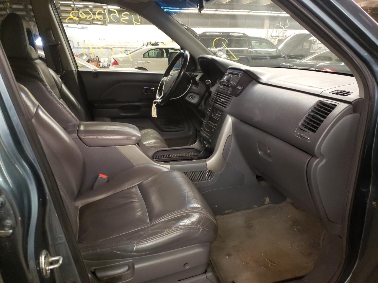 Photo 5 from auction – 2005 HONDA PILOT EXL with VIN 5FNYF18685B021042