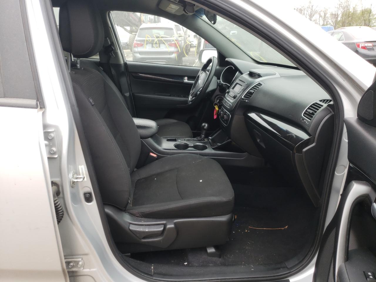 Photo 5 from auction – 2015 KIA SORENTO LX with VIN 5XYKT3A63FG594400