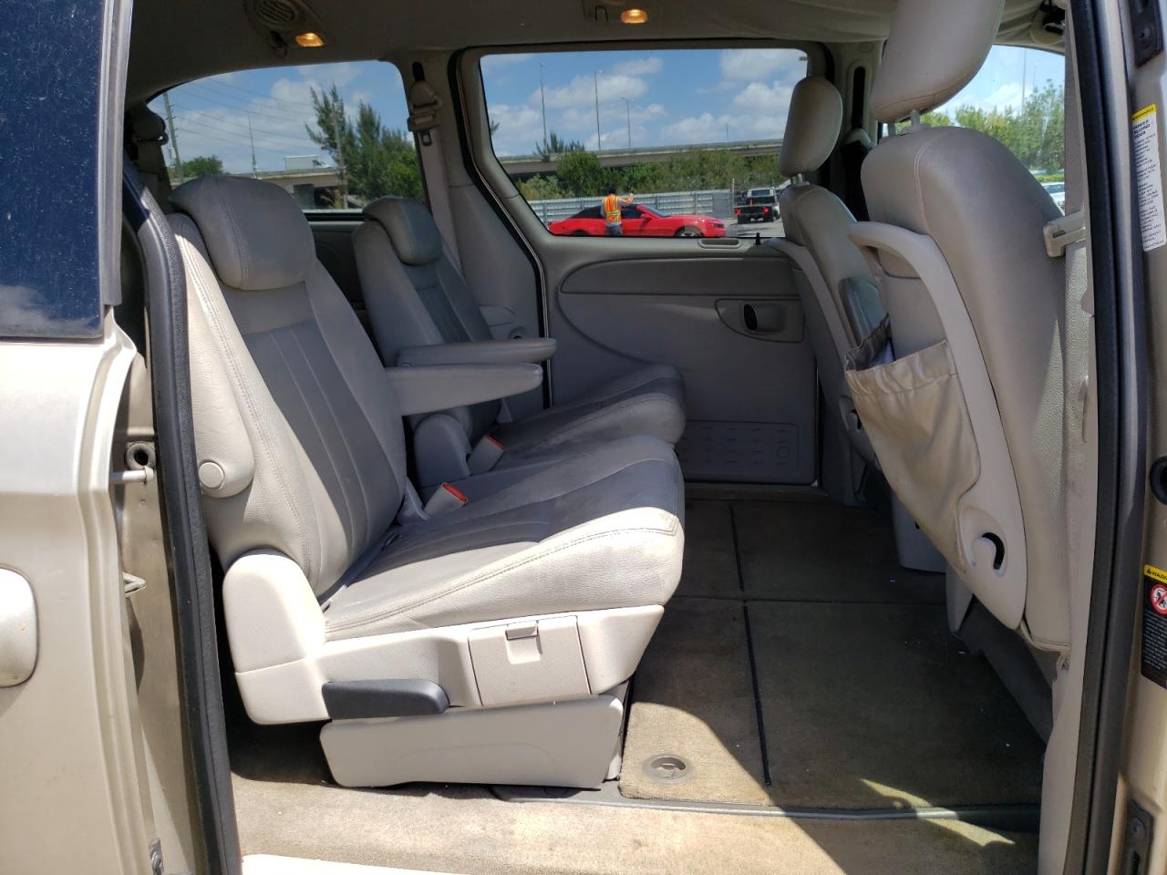 Photo 6 from auction – 2005 CHRYSLER TOWN & COU with VIN 2C8GP54L55R559826