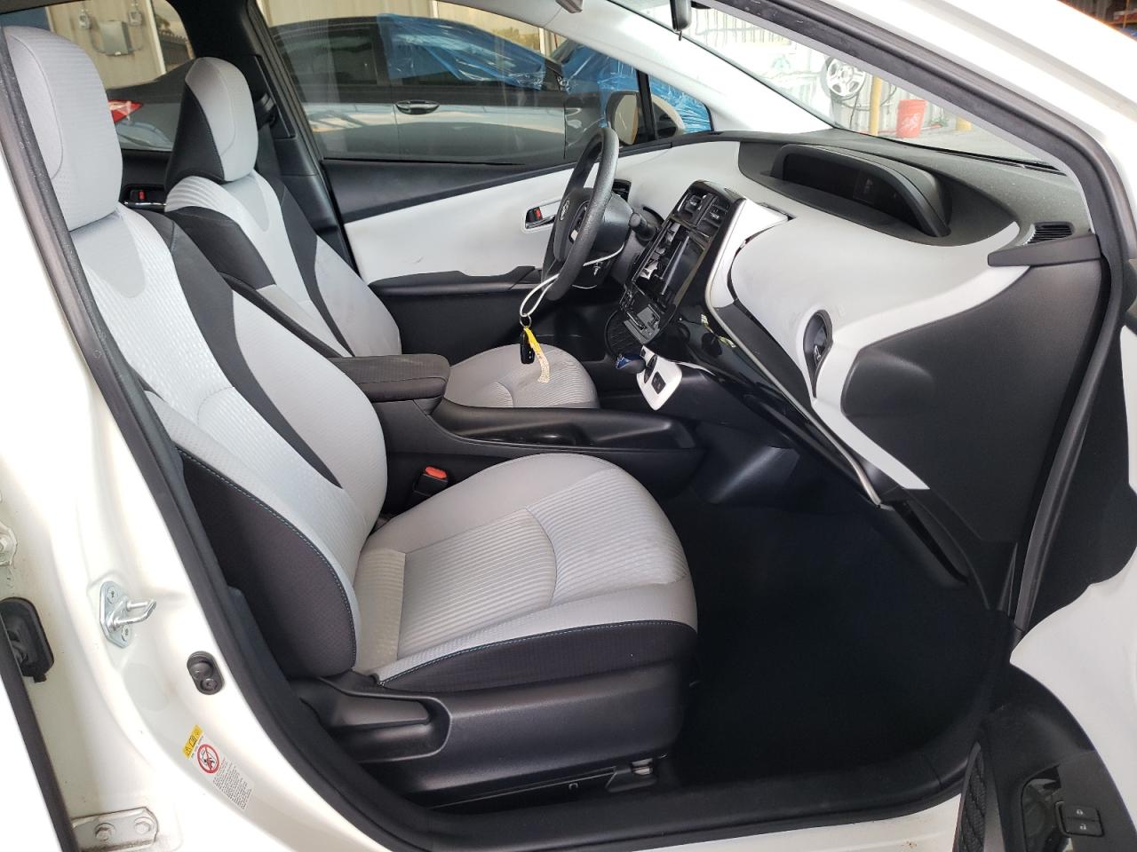 Photo 5 from auction – 2016 TOYOTA PRIUS with VIN JTDKARFU0G3015238