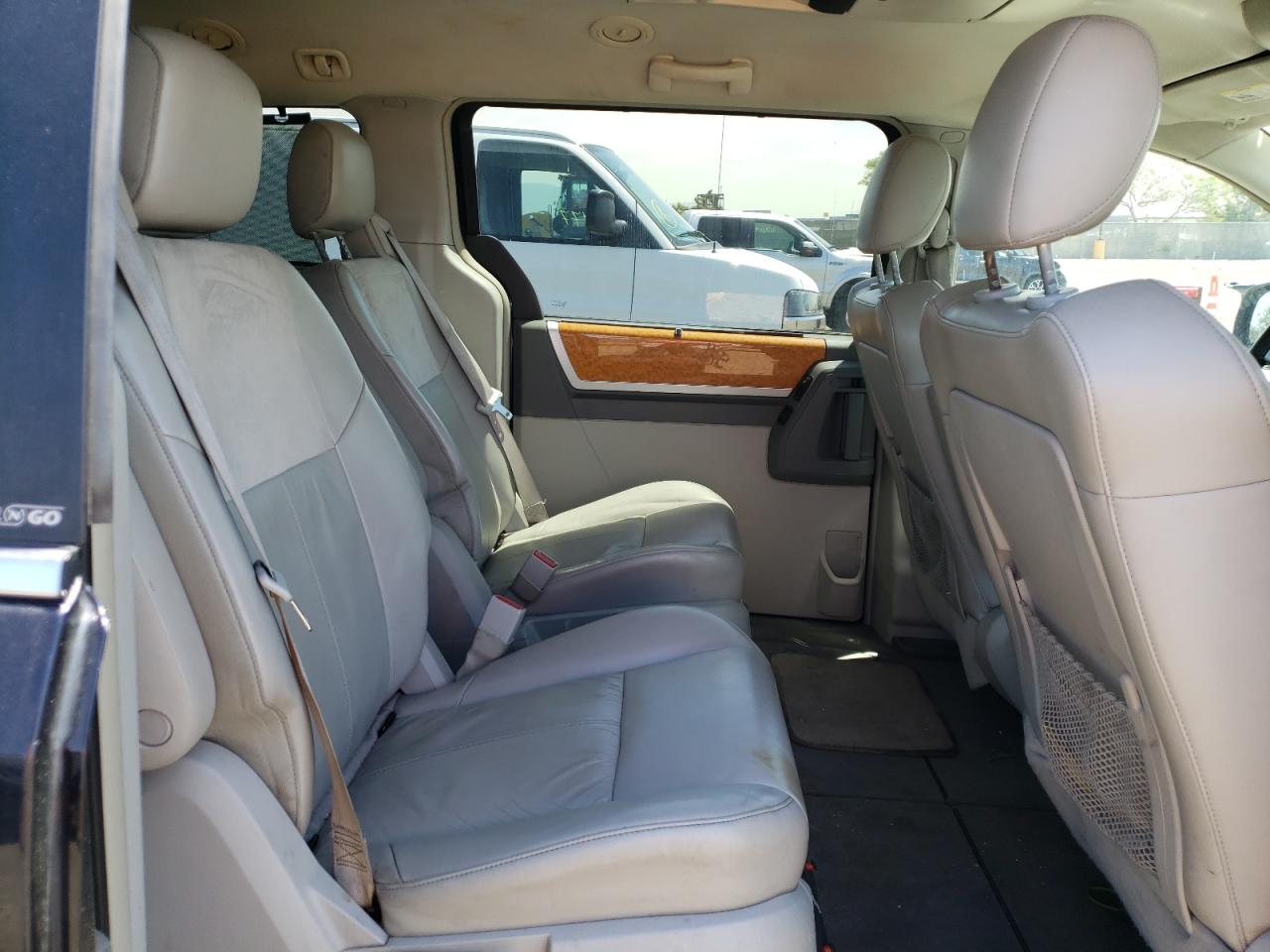 Photo 6 from auction – 2010 CHRYSLER TOWN & COU with VIN 2A4RR6DX9AR149029