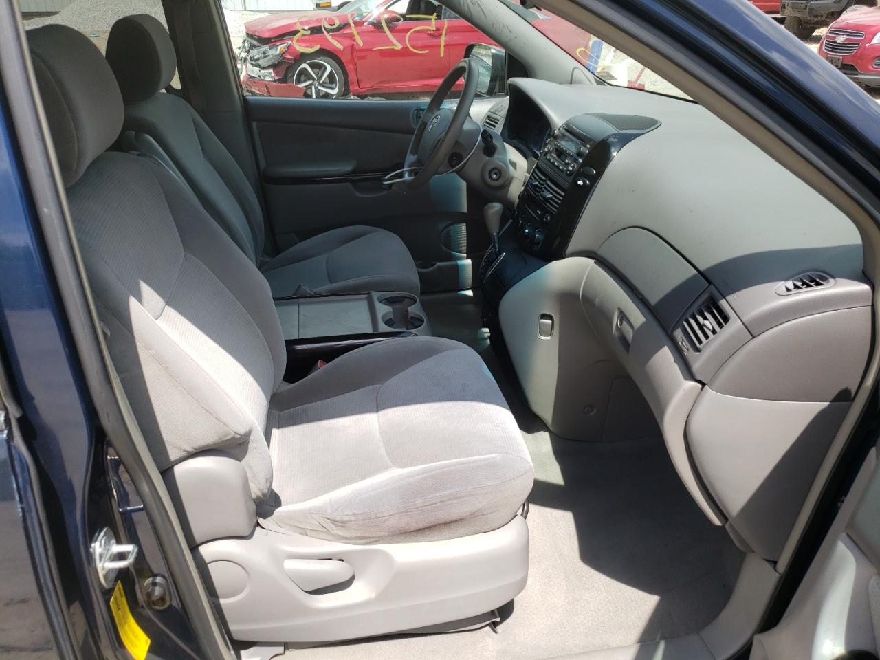 Photo 5 from auction – 2004 TOYOTA SIENNA CE with VIN 5TDZA23C44S172167