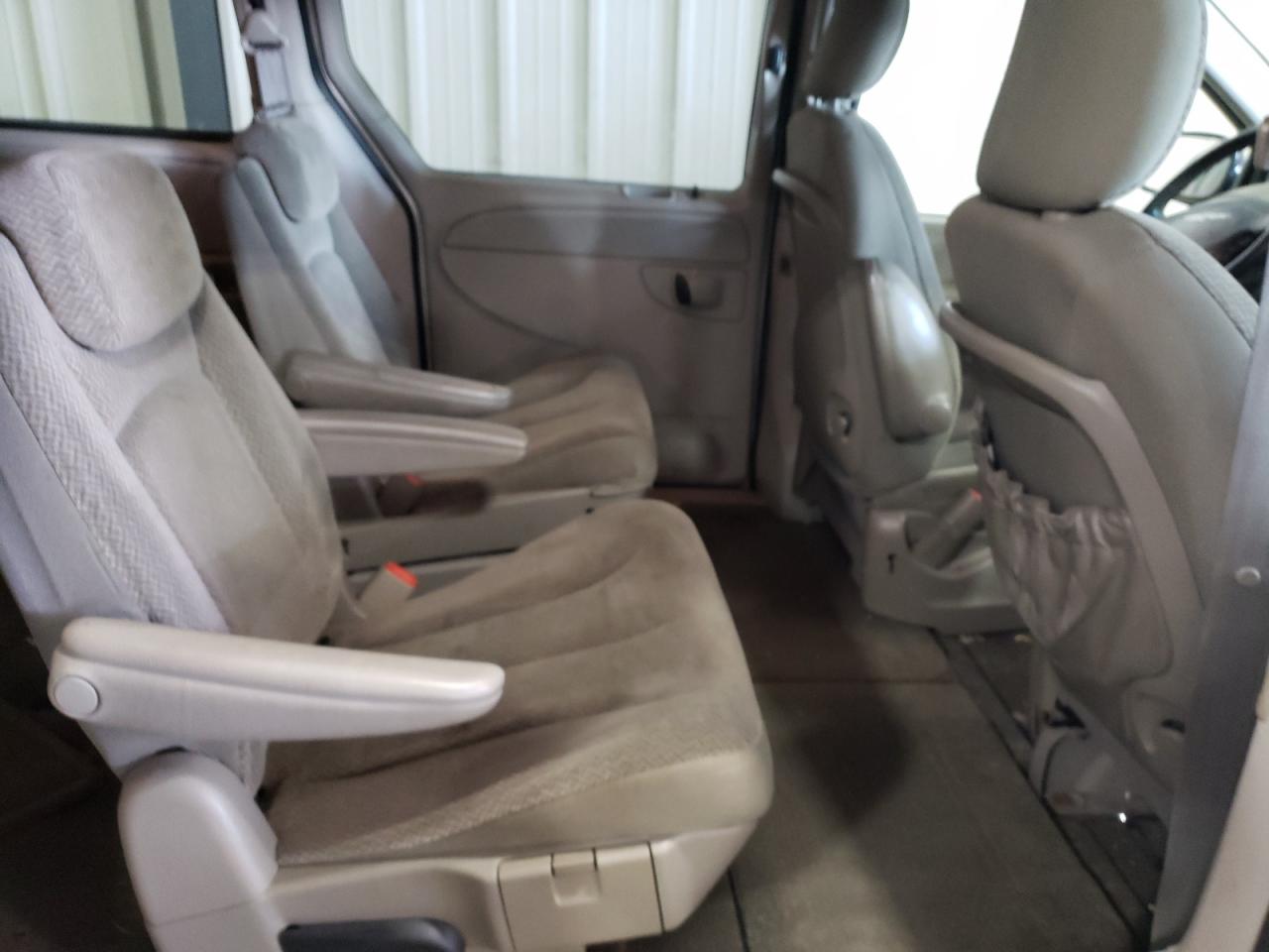 Photo 6 from auction – 2005 CHRYSLER TOWN & COU with VIN 2C4GP54L95R292756