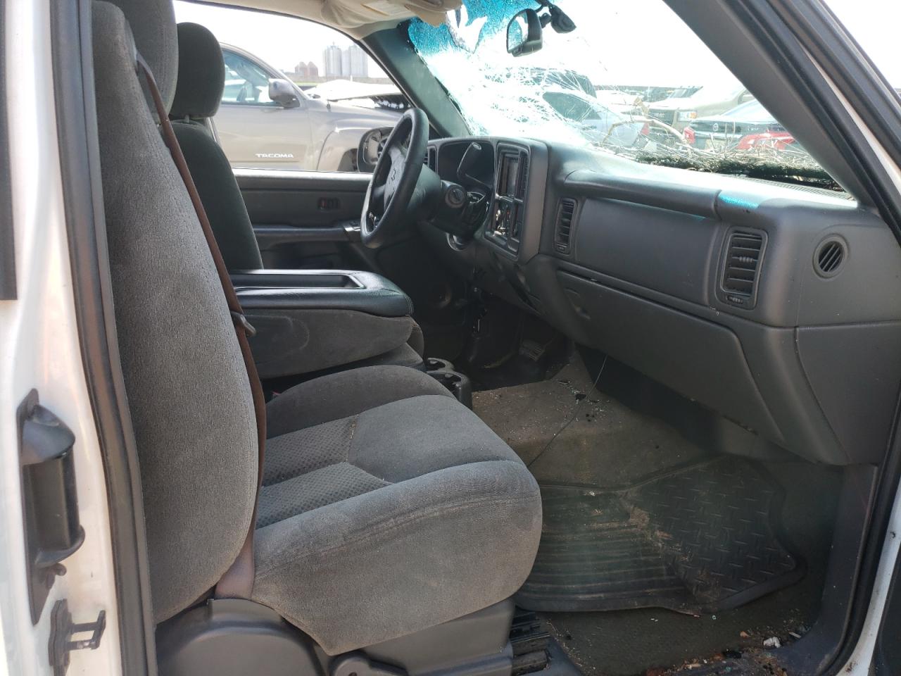 Photo 5 from auction – 2004 CHEVROLET SILVERADO with VIN 2GCEC19VX41169258
