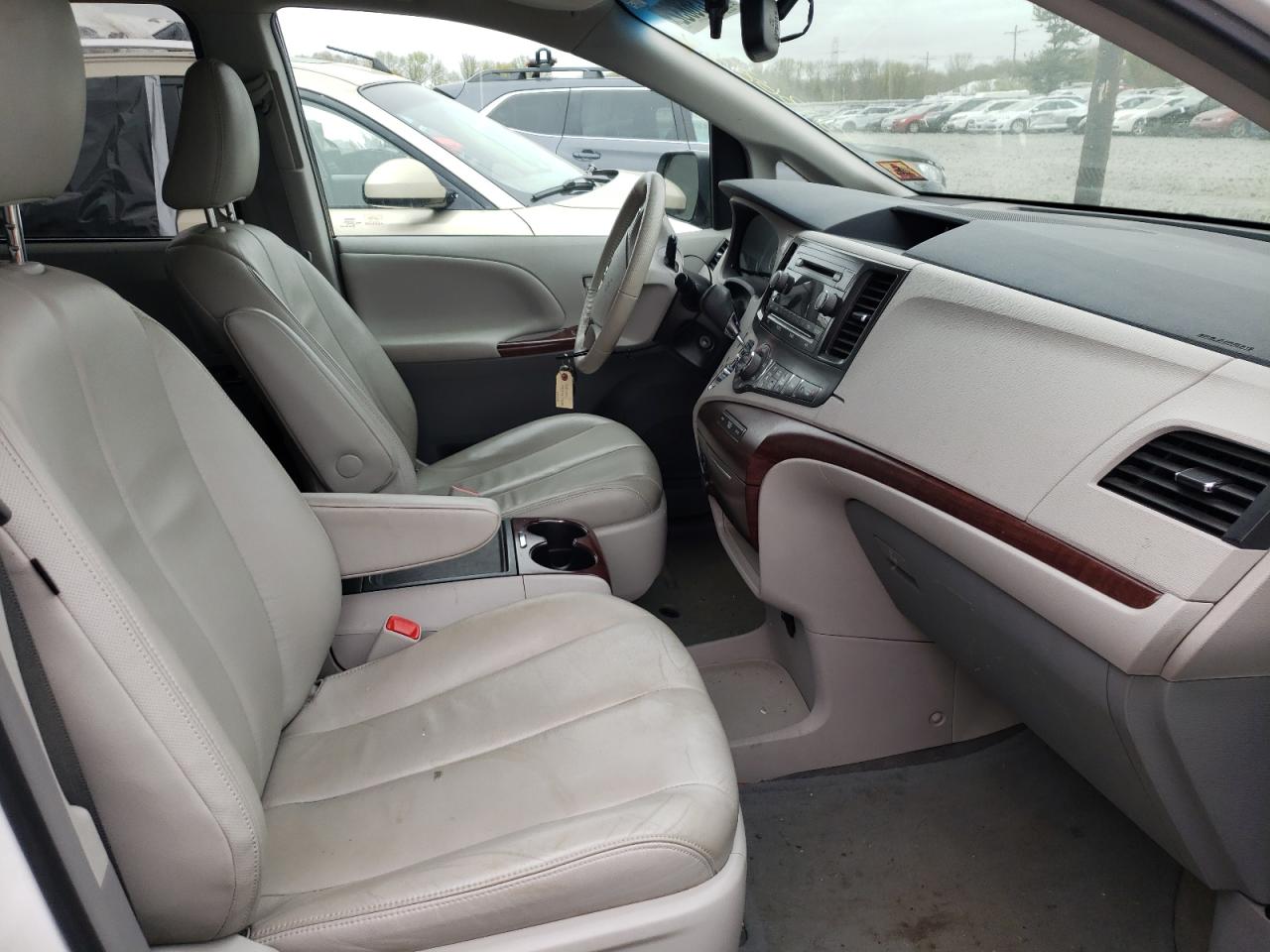 Photo 5 from auction – 2014 TOYOTA SIENNA XLE with VIN 5TDDK3DC5ES079767