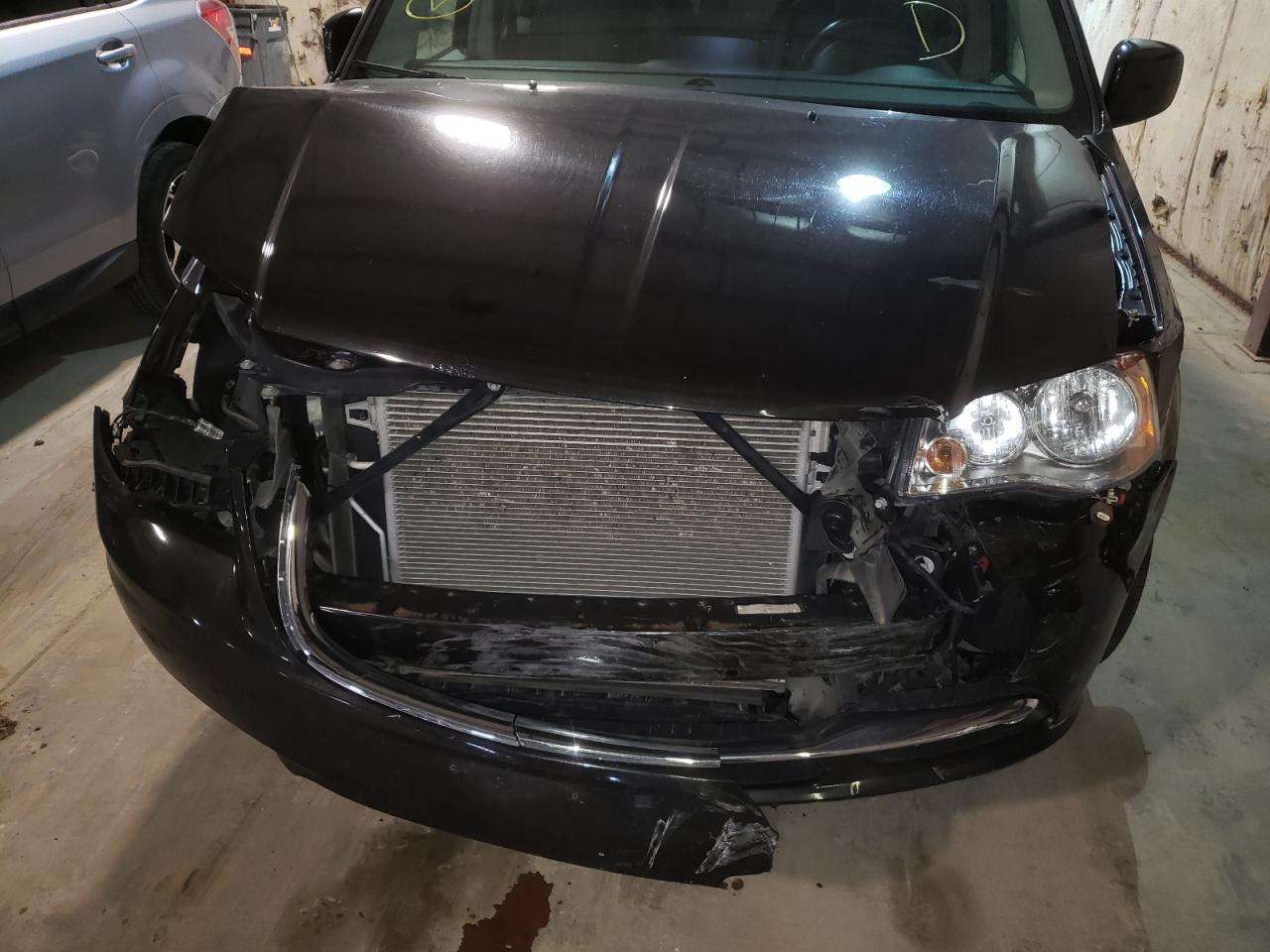 Photo 9 from auction – 2014 CHRYSLER TOWN & COU with VIN 2C4RC1BGXER398653