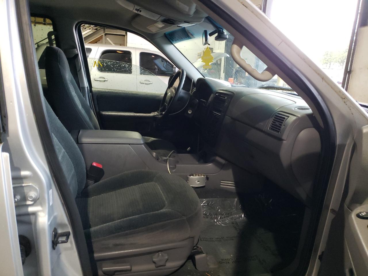 Photo 5 from auction – 2002 FORD EXPLORER X with VIN 1FMZU73E62UA11670