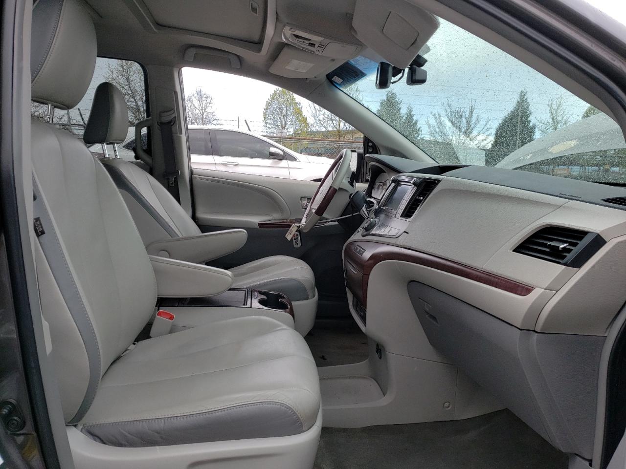 Photo 5 from auction – 2013 TOYOTA SIENNA XLE with VIN 5TDDK3DCXDS069010