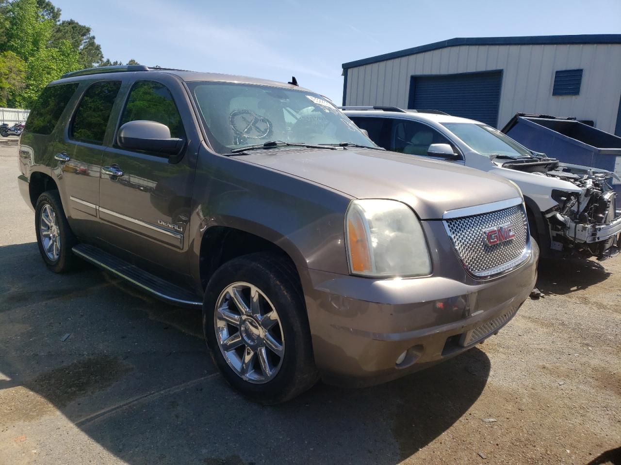 GMC YUKON DENA 2011 with VIN 1GKS1EEF7BR327059 - Photo from auction