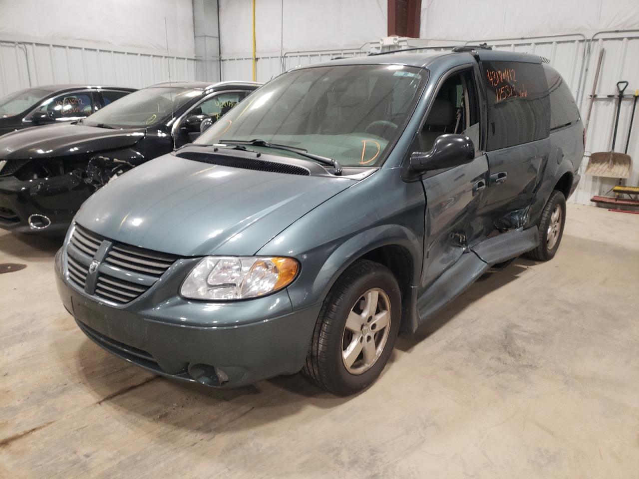 Photo 2 from auction – 2005 DODGE GRAND CARA with VIN 2D8GP44L95R447303
