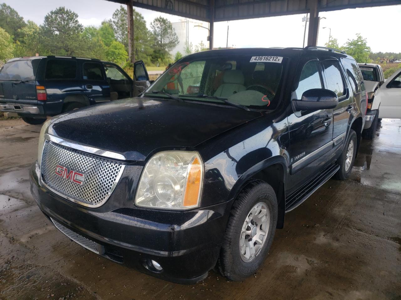 Photo 2 from auction – 2007 GMC YUKON with VIN 1GKFC13097R315506