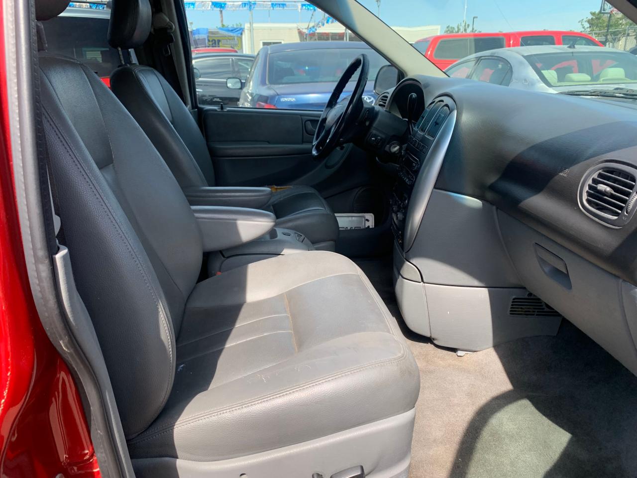 Photo 5 from auction – 2005 CHRYSLER TOWN & COU with VIN 2C4GP54L05R583047