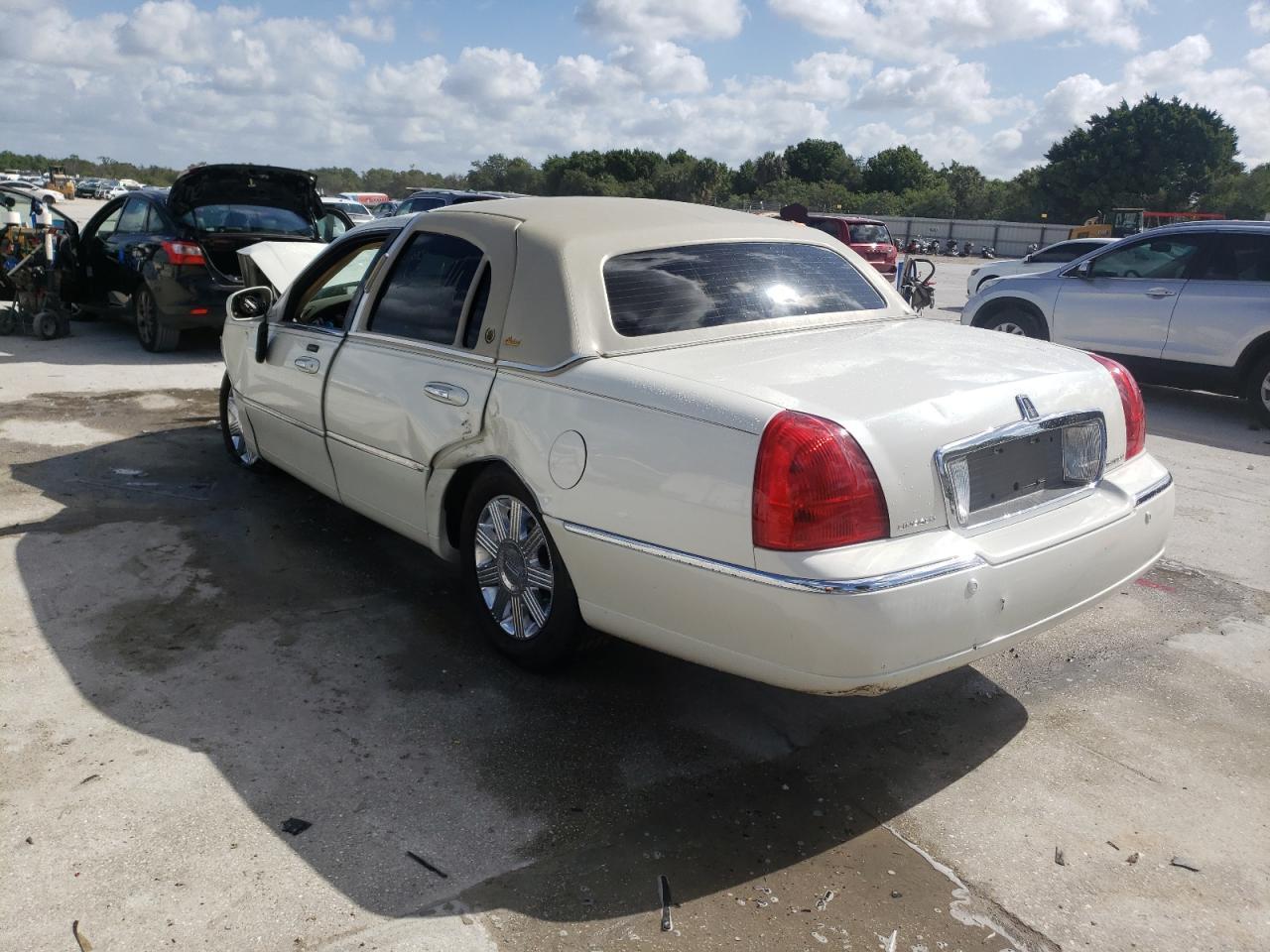 Photo 3 from auction – 2005 LINCOLN TOWN CAR S with VIN 1LNHM82W45Y623102