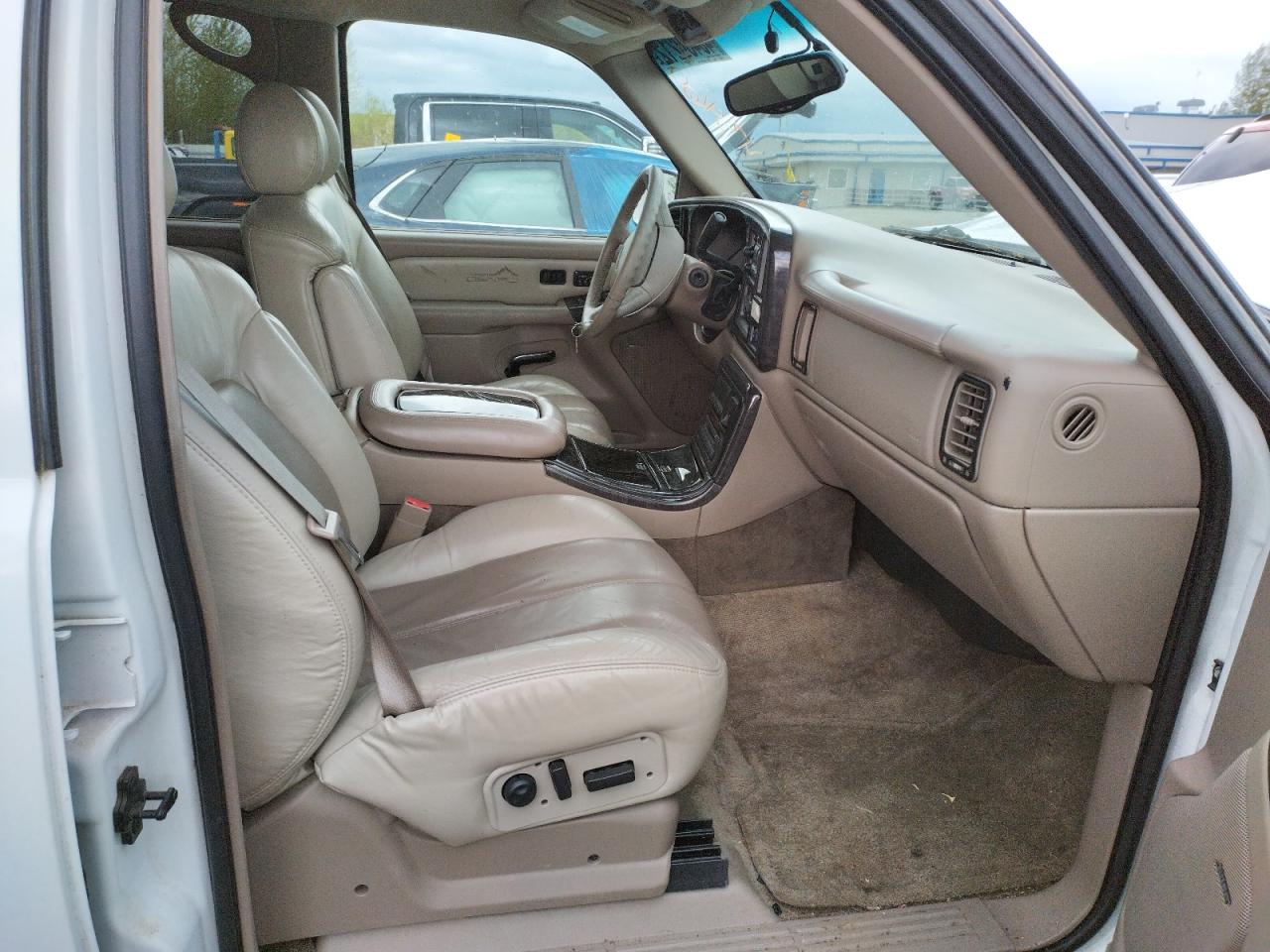 Photo 5 from auction – 2002 GMC DENALI XL with VIN 1GKFK66U82J279409