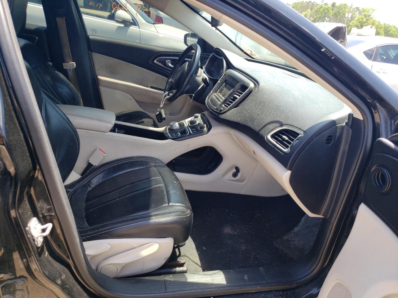 Photo 5 from auction – 2015 CHRYSLER 200 LIMITE with VIN 1C3CCCAB4FN595182