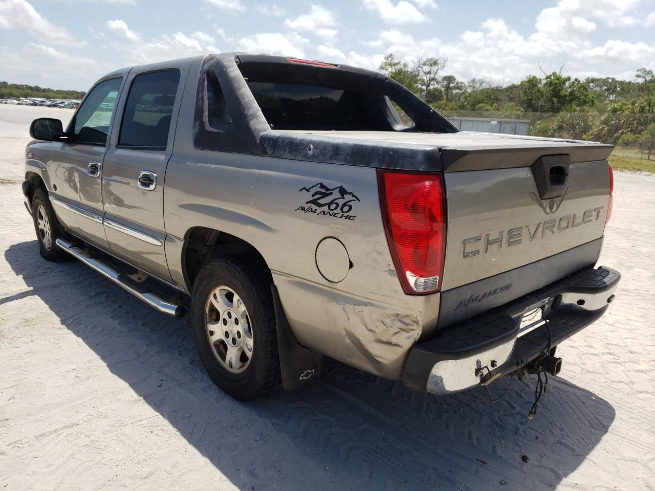 Photo 3 from auction – 2003 CHEVROLET AVALANCHE with VIN 3GNEC13T23G231479
