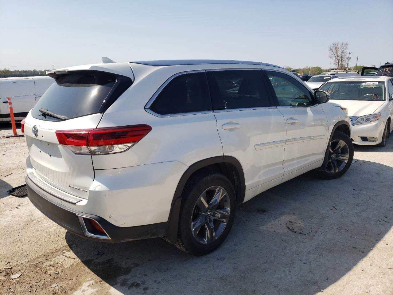 Photo 4 from auction – 2018 TOYOTA HIGHLANDER with VIN 5TDDZRFH8JS898824