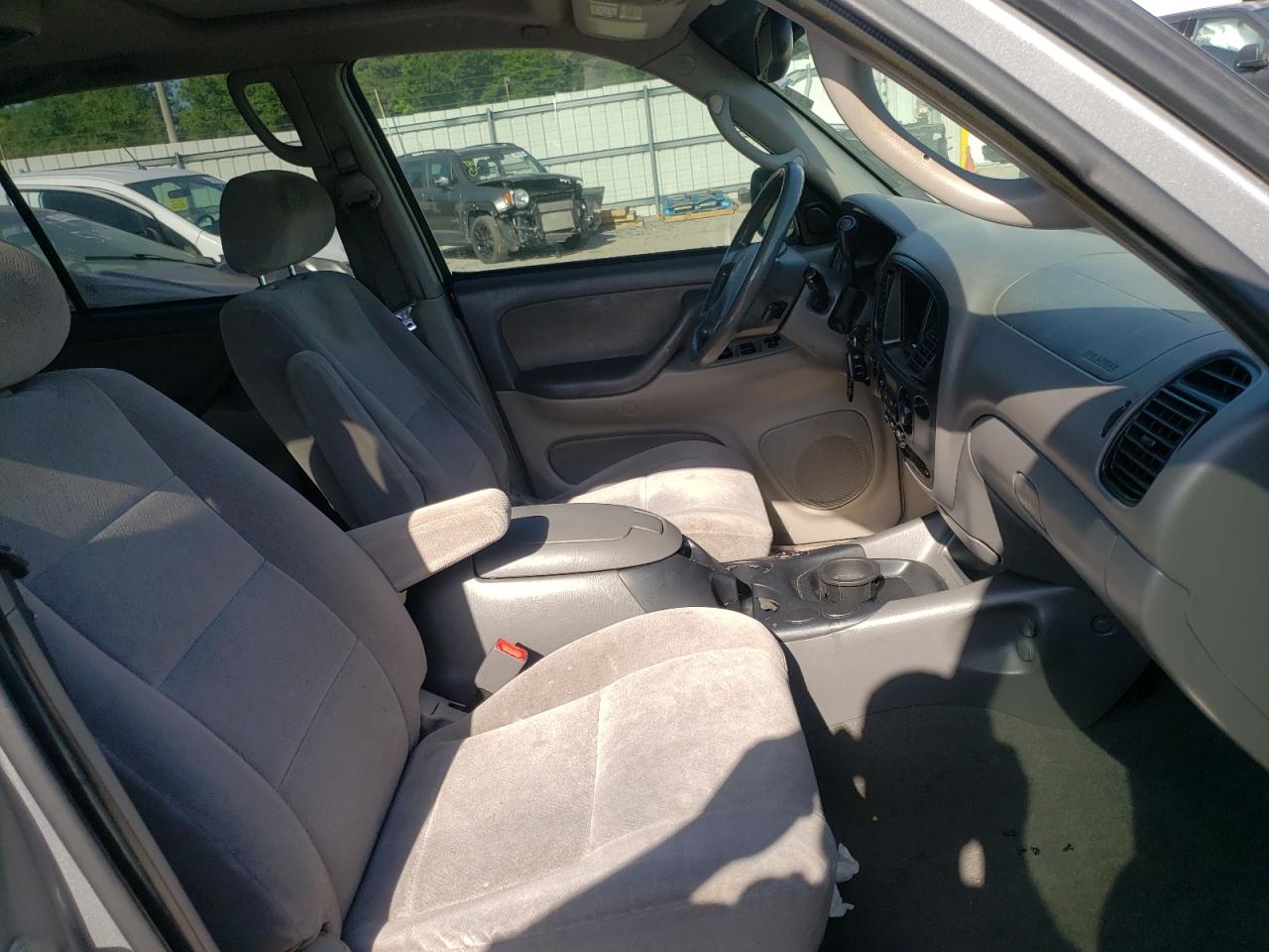 Photo 5 from auction – 2001 TOYOTA SEQUOIA SR with VIN 5TDZT34A11S048804