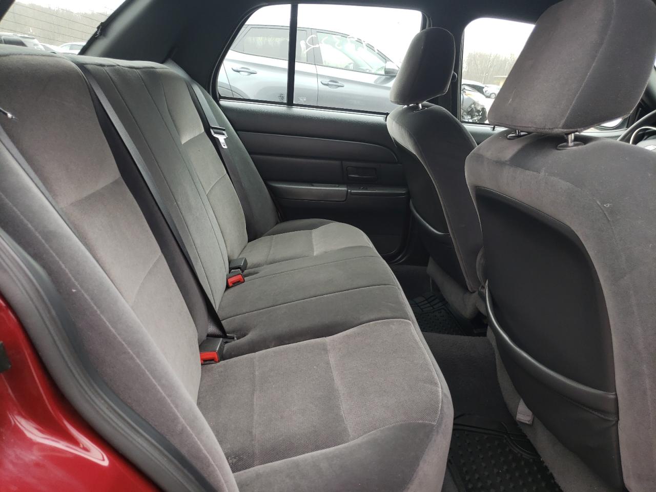 Photo 16 from auction – 2005 FORD CROWN VICT with VIN 2FAFP74W15X115878