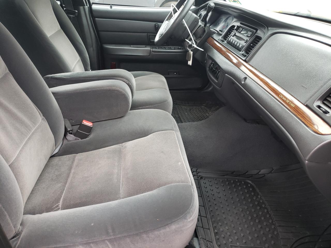 Photo 15 from auction – 2005 FORD CROWN VICT with VIN 2FAFP74W15X115878