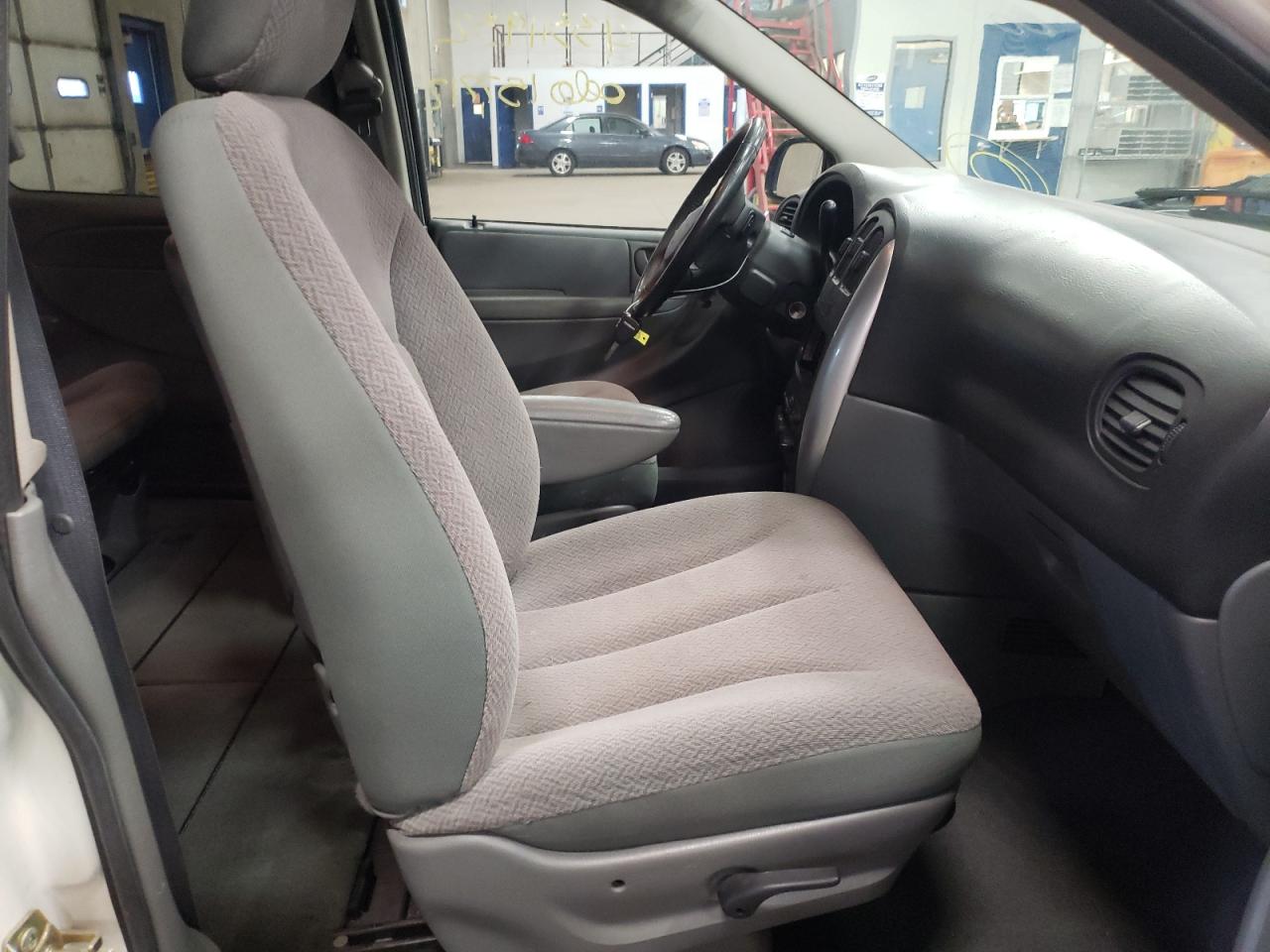 Photo 5 from auction – 2007 CHRYSLER TOWN & COU with VIN 2A4GP54L67R158302