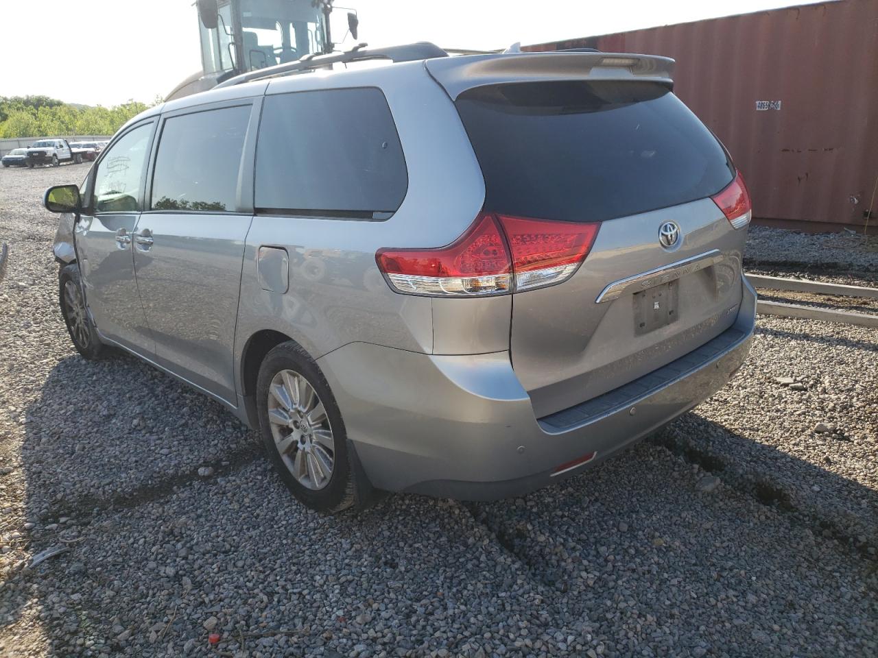 Photo 3 from auction – 2011 TOYOTA SIENNA XLE with VIN 5TDYK3DC5BS034163