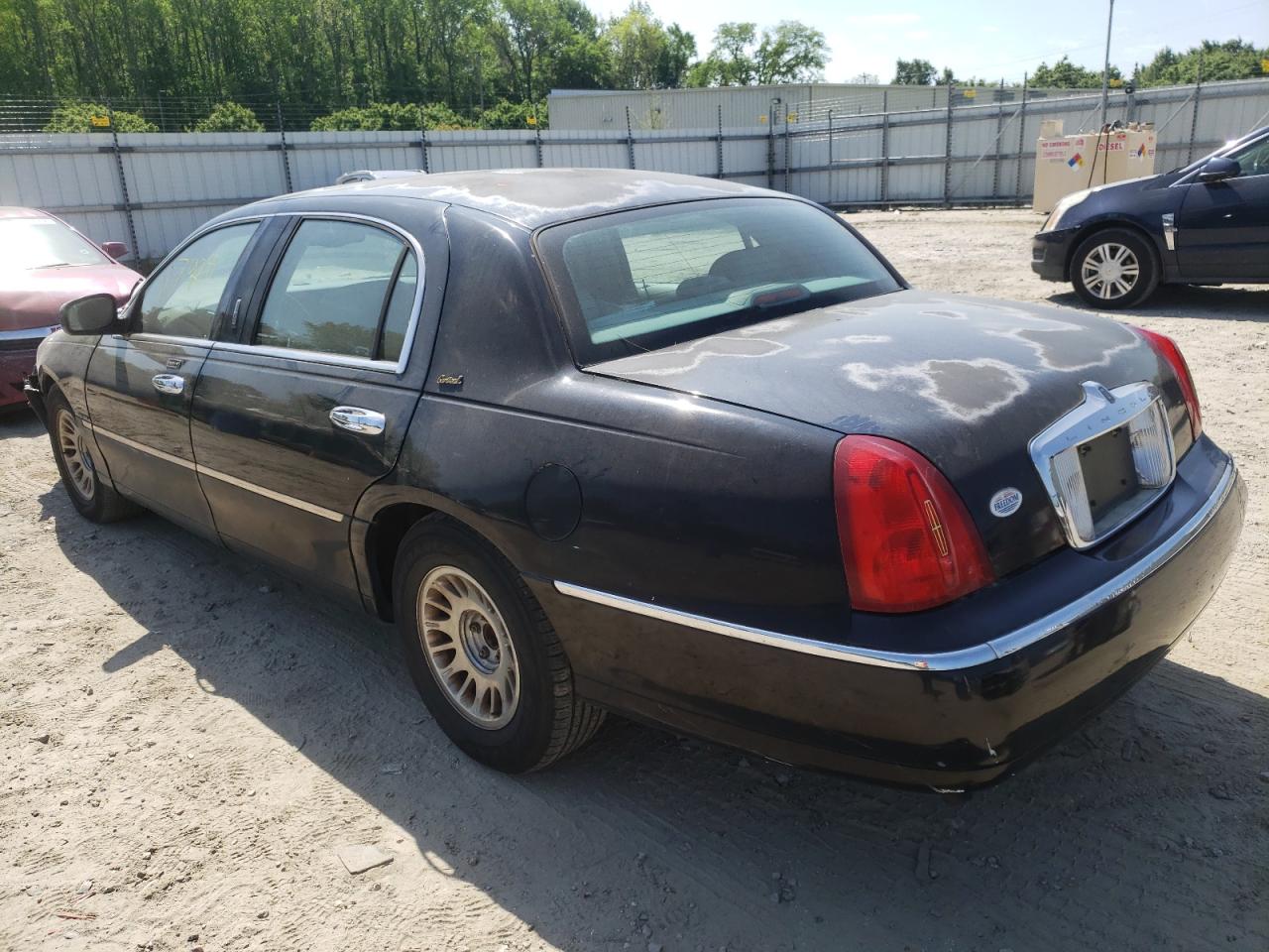 Photo 3 from auction – 2001 LINCOLN TOWN CAR C with VIN 1LNHM85W01Y683576