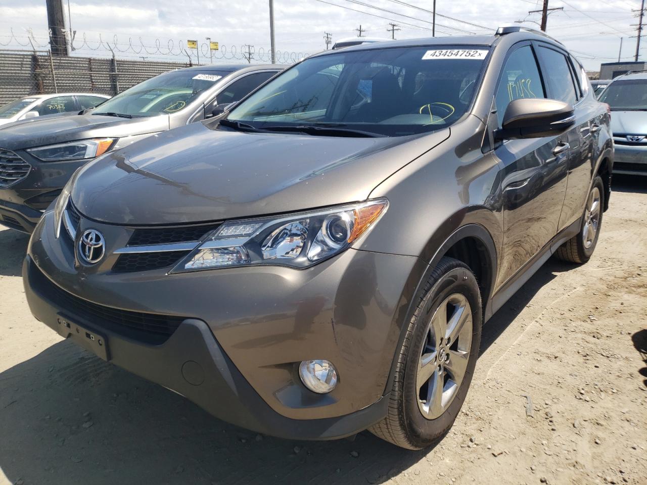 Photo 2 from auction – 2015 TOYOTA RAV4 XLE with VIN JTMWFREV5FD056549