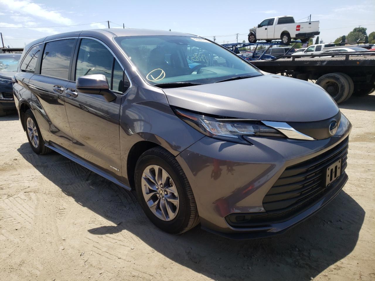 TOYOTA SIENNA LE 2021 with VIN 5TDKRKEC6MS023850 - Photo from auction