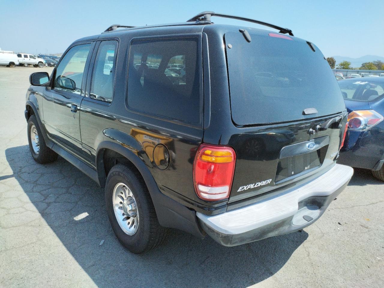 Photo 3 from auction – 2000 FORD EXPLORER S with VIN 1FMYU60E9YUA54676