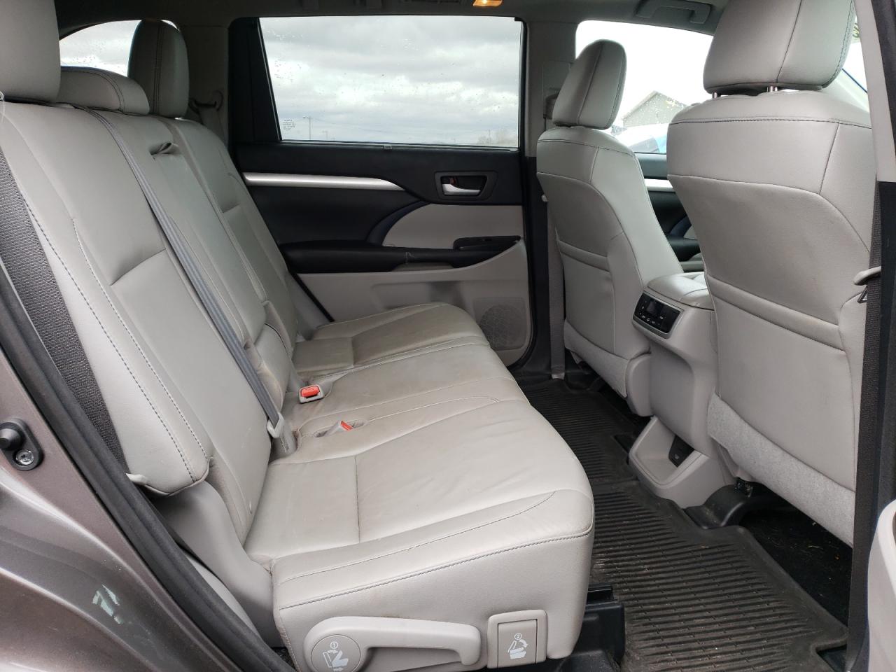 Photo 6 from auction – 2016 TOYOTA HIGHLANDER with VIN 5TDJKRFH9GS319887