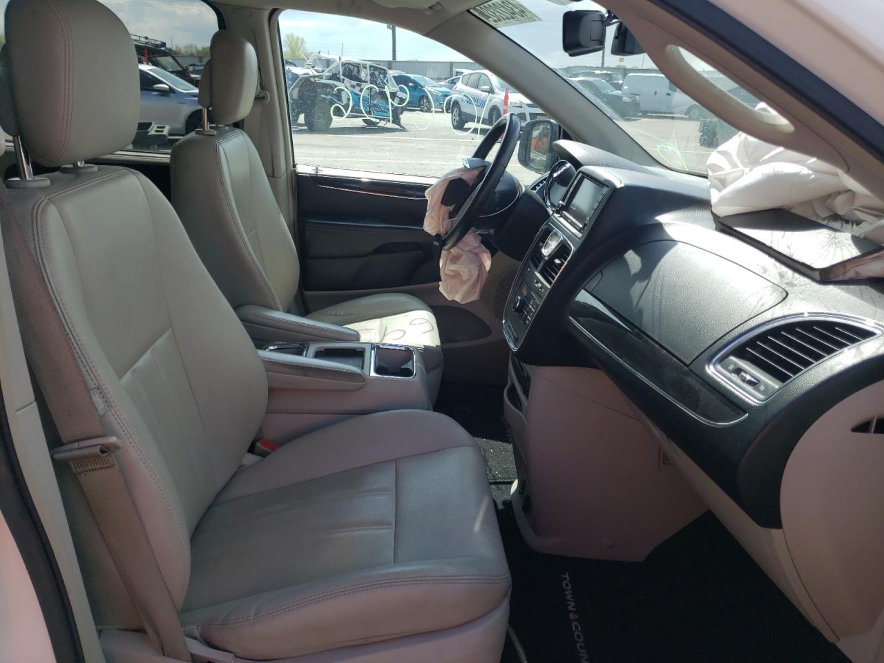 Photo 5 from auction – 2012 CHRYSLER TOWN & COU with VIN 2C4RC1CGXCR199758