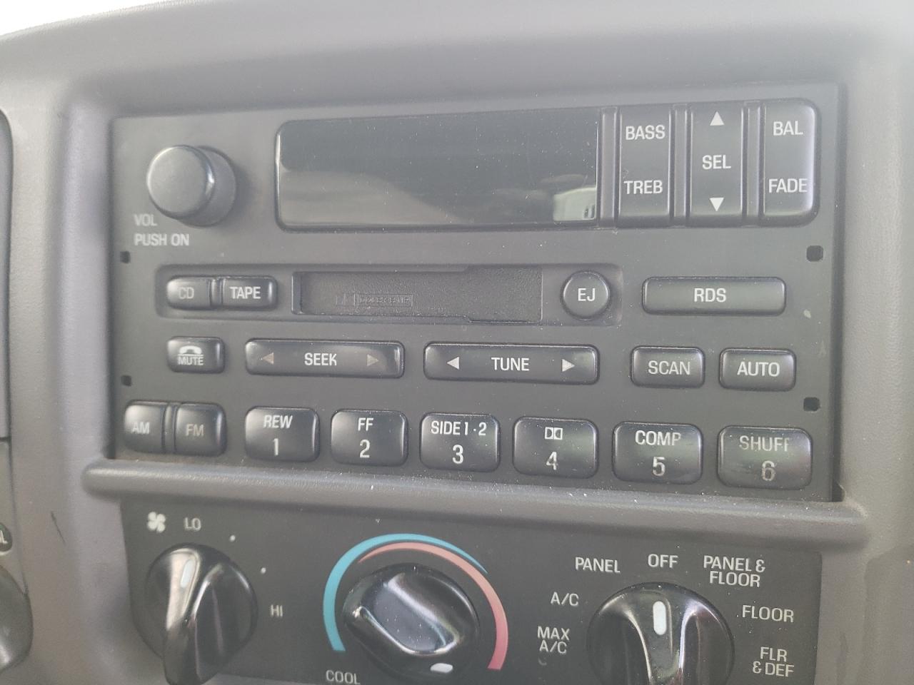 Photo 9 from auction – 2001 FORD EXPEDITION with VIN 1FMRU16W21LA85626