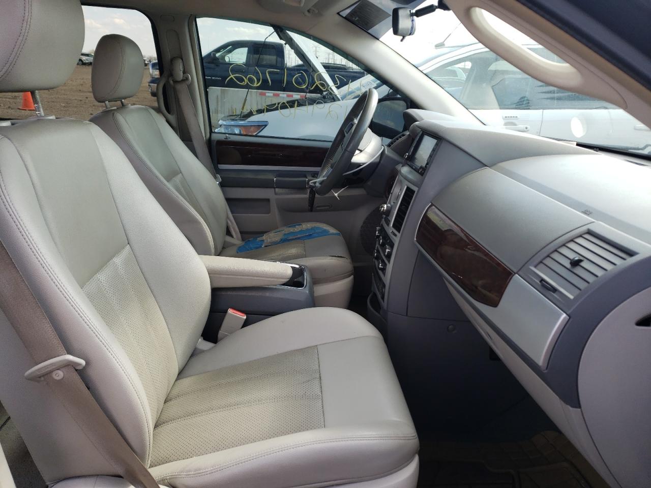 Photo 5 from auction – 2009 CHRYSLER TOWN & COU with VIN 2A8HR54189R670707