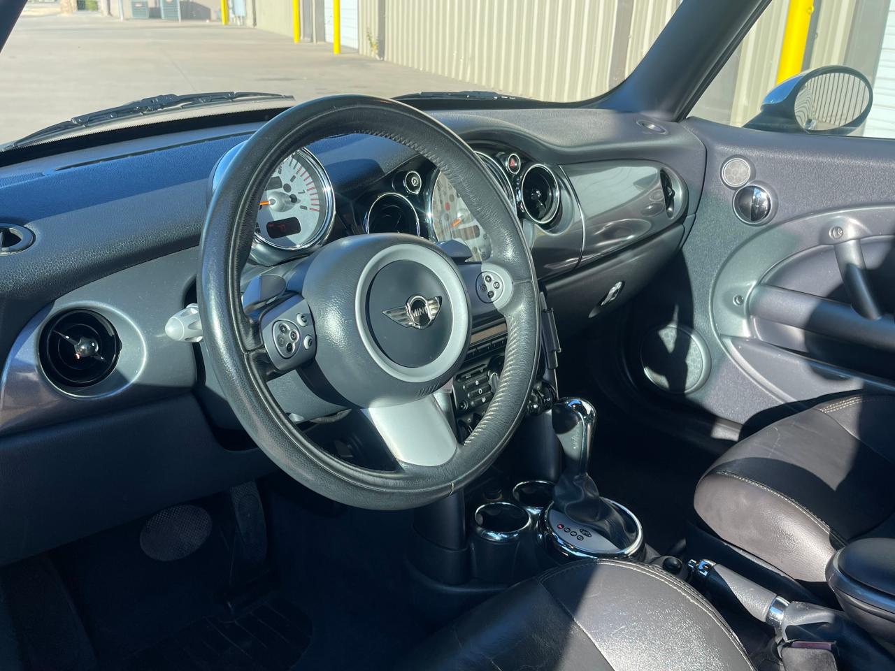 Photo 9 from auction – 2008 MINI COOPER with VIN WMWRF33588TG17929